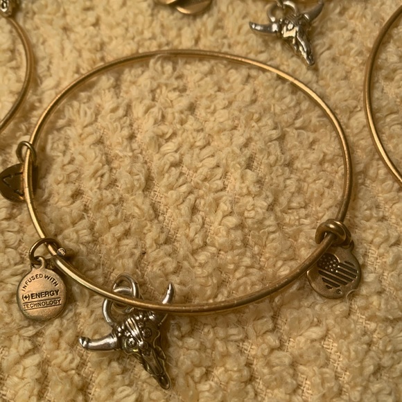 Bracelets - Picture 2 of 5